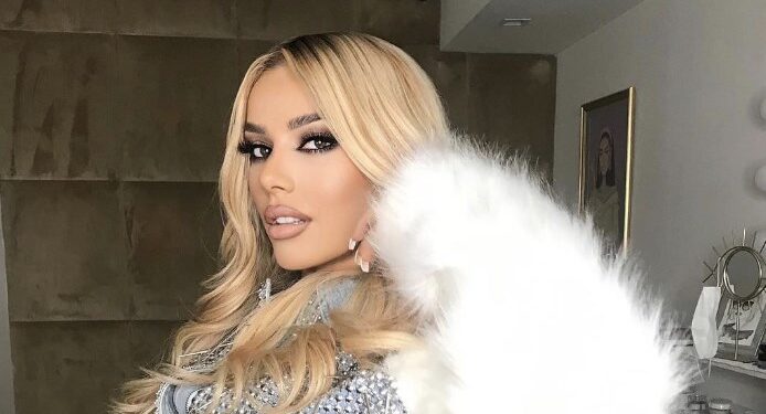 Tayna e nxjerr komplet gjoksin në pah