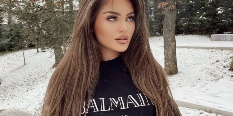 Mbesa e Shyhretes tregon trupin perfekt në komplete të kuqe