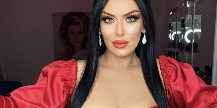 Arta Bajrami poshtë krejt e zvesh e sipër me pellushë