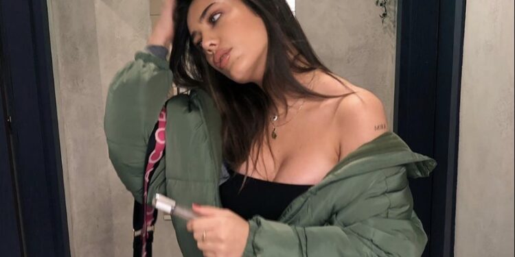 Vajza e Lutës vjen joshëse me pamje nga shtrati