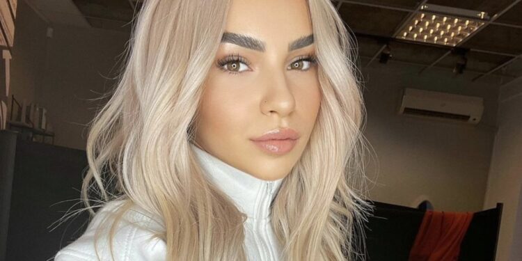 Kida fotografohet pa sytjena, mori vëmendje me gjoksin