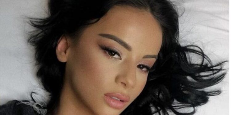 Bluza e hollë ia shfaq komplet gjoksin Rinës