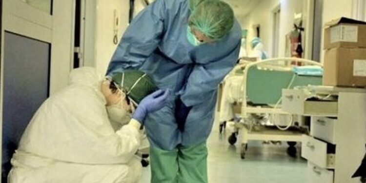 Ja cilat janë simptomat e llojit të ri të koronavirusit