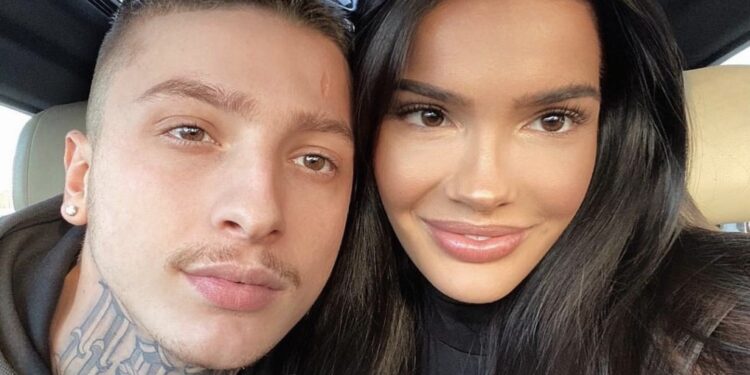 Fero mbështet kokën tek gjoksi i madh i Arbenitës, modelja kërkon një shpjegim