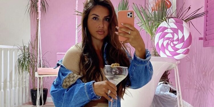 Elita fokuson barkun e fryrë në veshje të ngushtë