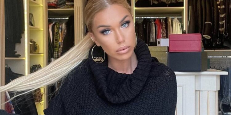 Adelina e shfaqë gjoksin e formësuar në bluzë të hapur