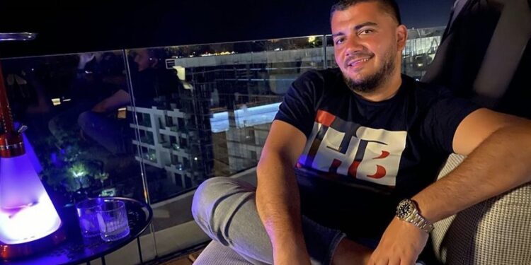 Ermali me dorën në bel tek kjo femër e zjarrtë