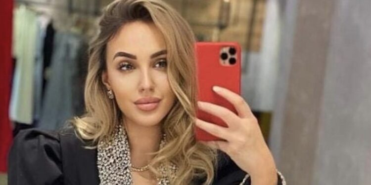 Neca ekspozon trupin në këtë fustan të ngushtë