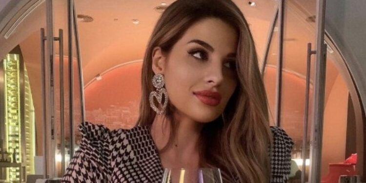 Fjolla e Albanit sapo doli nga frizerja, është bërë tamam si ‘kukull’