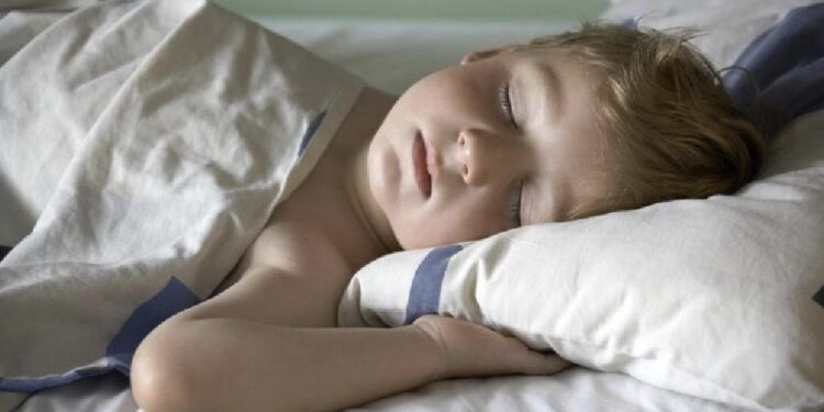 Studimi: Nëse fëmijët flenë herët, nëna është më e shëndetshme