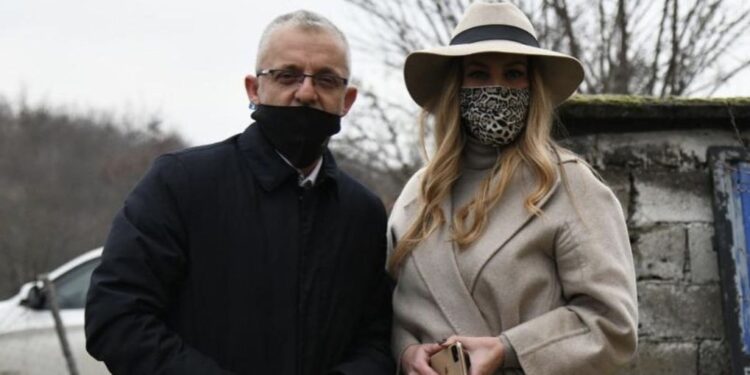 Halil Kastrati: Leonora Jakupi hyri me këpucë në shtëpinë e skamnorit sepse…