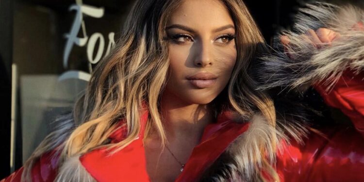 Vajza e Mimozës e Shkumbinit në pik të dimrit publikon foto nga plazhi