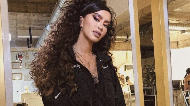 A e ka ndërruar fenë Dafina Zeqiri, shfaqet me kryq në fotot e fundit