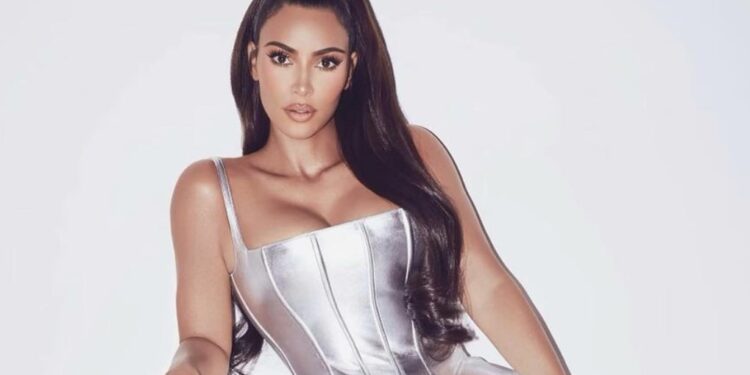 Kim thekson linjat e formësuara në fustanin super të ngushtë