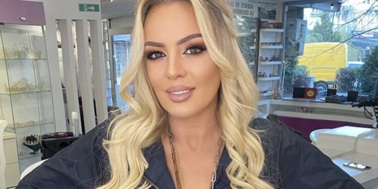 E veshur me fustan shumë të shkurtër me lule, Violeta zbulon më shumë se ç’duhet