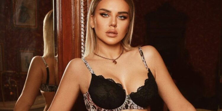 Kejvina Kthella vë në fokus gjoksin gjigant