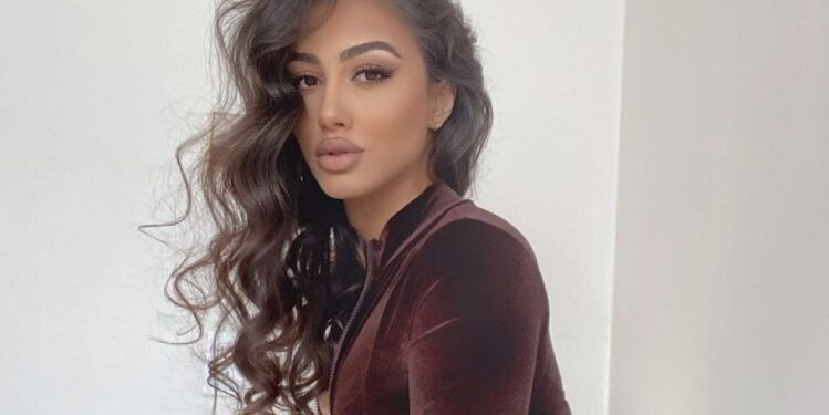 Me këmbën lartë Melinda provokon nga vetura