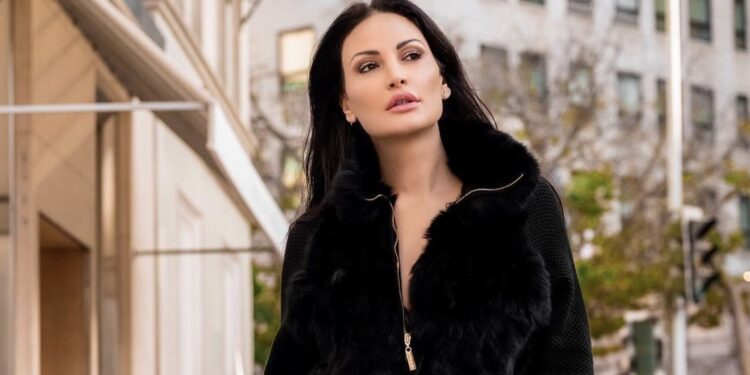 Bleona tregon trupin në fustan transparent