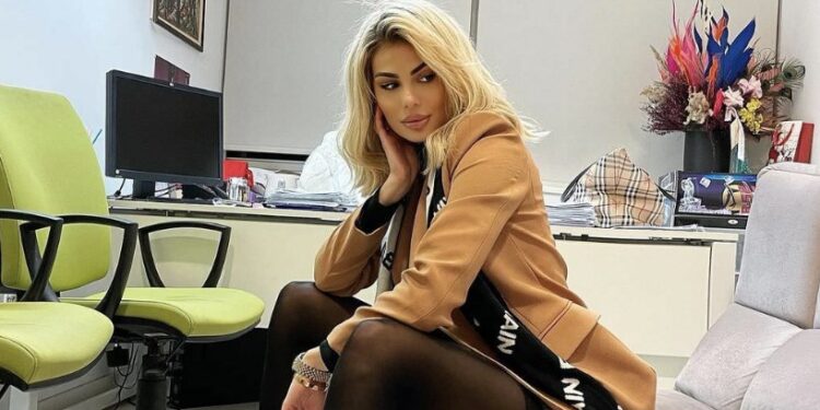 Si rrallë herë Luana Vjollca pozon nga prapa