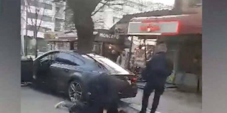 “O falem të lutna”, tre policë në Pejë maltretojnë një të ri gjatë arrestimit