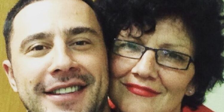 Dy javë pas vdekjes së nënës, Roberti ju bën me lot me këtë postim