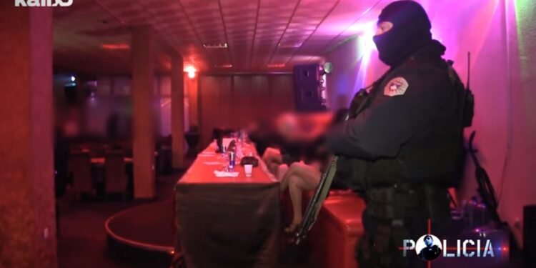 Momenti kur policia e Kosovës u shkruan “tiketa” 223 personave në “Princesha Palace”