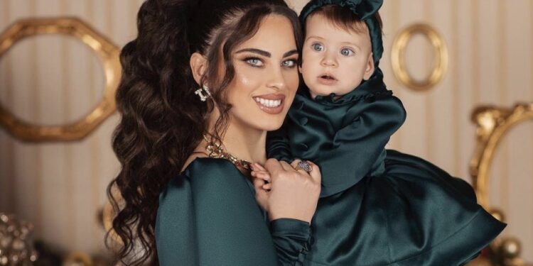 Gëzimja ekspozon trupin si peshk në fustan të ngushtë