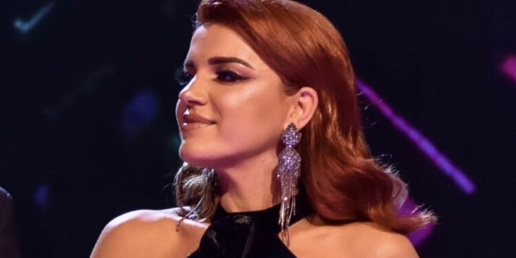 Sa bukur i rri ky fustan i kuq Edona Llalloshit