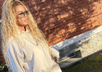 Nëse s’e njihni pahiri, kjo në foto është Adelina Tahiri