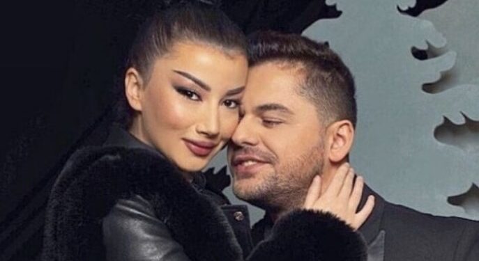 Selivja na njofton me nënë e saj, kjo është vjehrra bukuroshe e Shpat Kasapit