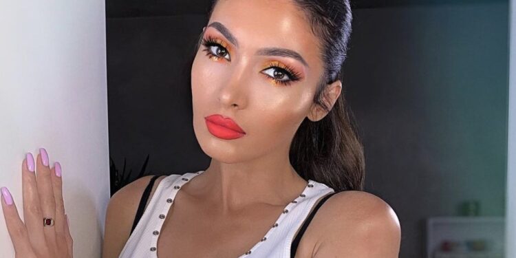 Nora Istrefi ngreh të pasmet dhe duket tejet joshëse