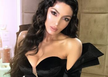 Nora pozon me fustanin e shkurt, ekspozon gjoksin dhe këmbët