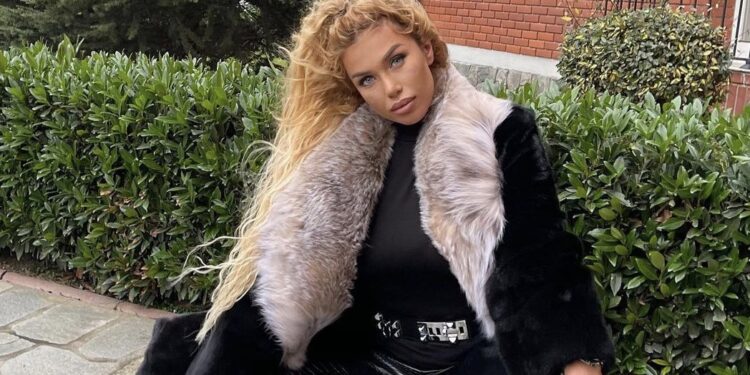 Buzët e Adelina Tahirit për pak t’i pëlcasin