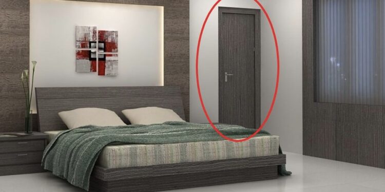 Shtrati nuk duhet të jetë kurrë me kokë nga dera