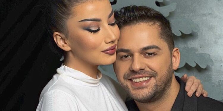 E fejuara e Shpatit tregon linjat trupore në këtë fustan