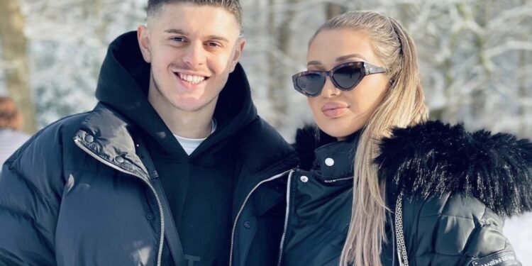 Belkizja e Milotit pozon pranë veturës super luksoze