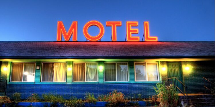 Policia kap në flagrancë të riun në hotel me 61-vjeçaren: Pas marrëdhënies do i jepte shpërblim