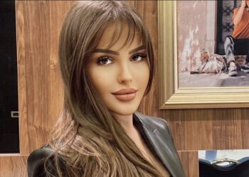 Mbesa e Shyhretes përrallore në fustan si të princeshave