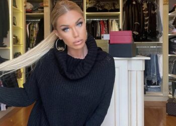 Adelina befason me fytyrën pa pikë grimi