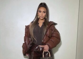 Rikthehet Kim Kardashian, pozon në të brendshme mes lulesh
