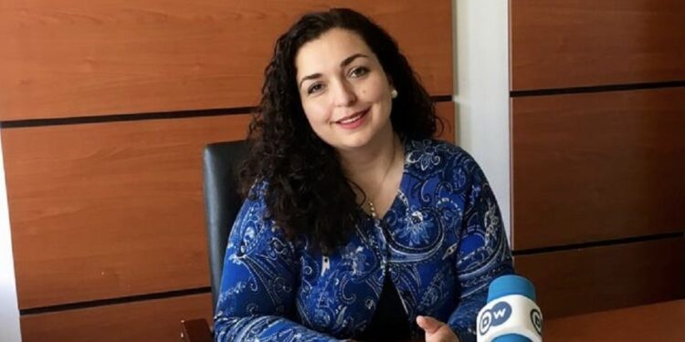 A po mendon të bëhet sërish nënë Vjosa Osmani?