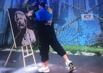 Produksioni i ndërroi pikturën e Adem Jasharit? Olti Curri publikon videon dhe i thotë të gjitha