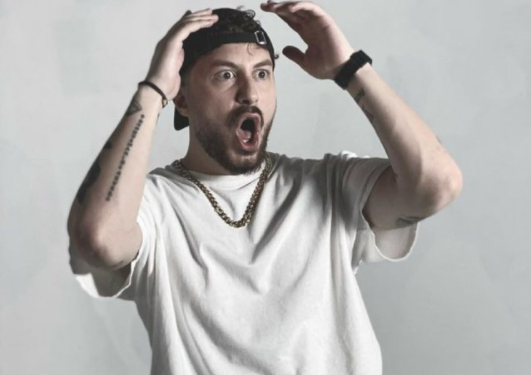 “Je në borxh” Donaldi i bën kërkesën e papritur këngëtarit të njohur shqiptar: Më jep paret!