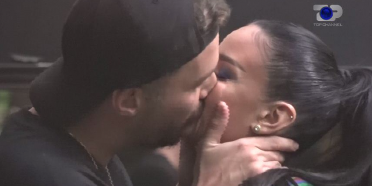 Donaldit i japin dhuratë me foto të tij dhe Borës, ja reagimi