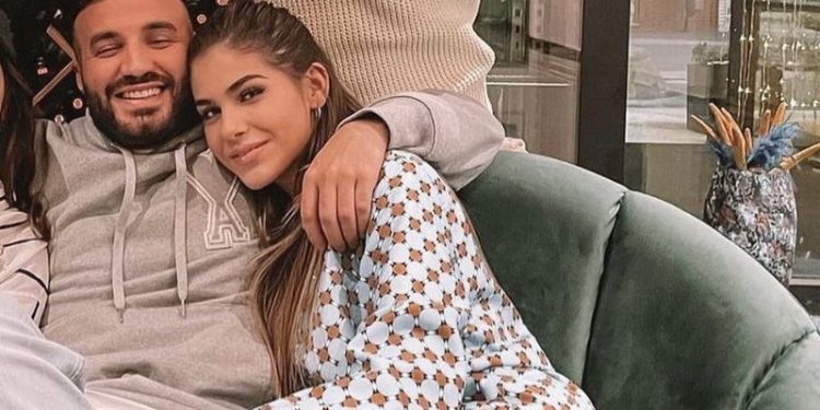 Në pritje të ëmbël? Sara Berisha poston foton me bark të rrumbullakosur