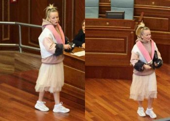 E kritikuan për veshjen në kuvend, reagon Adriana Matoshi