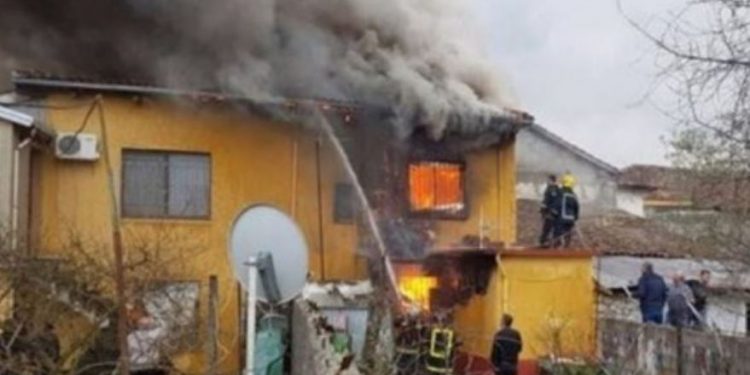 Digjet i gjallë brenda shtëpisë i moshuari në Shqipëri