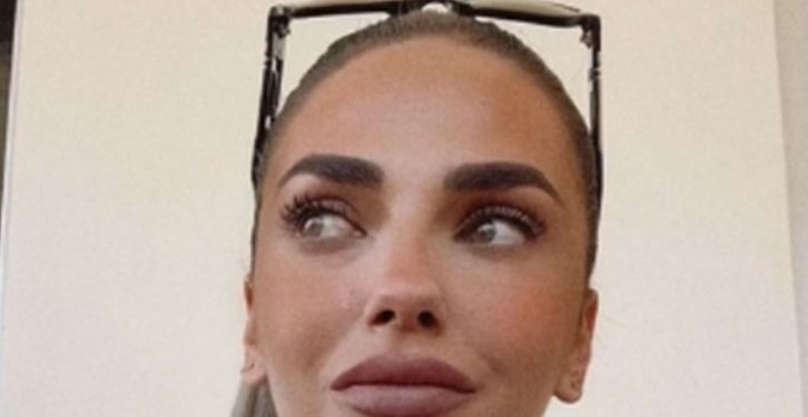 Tregoi dje se e kanë bullizuar, këngëtarja i njohur i del në mbrojtje Triksës: Të marrshin të ligat ty