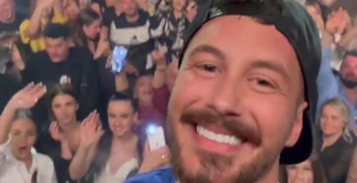 “Më mbyti malli”, Donaldit i ndodh e papritura me fansen në koncertin e fundit