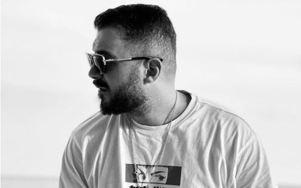 Këtë nuk e priste askush! Romeo Veshaj zbulon me kë e ndan shtratin Donaldi